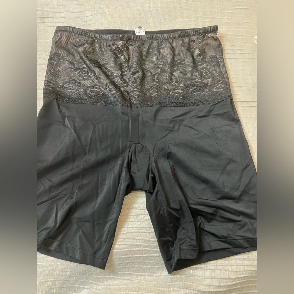 NWT TORRID Black Microfiber 360° Smoothing High Waist Short. Size 1.